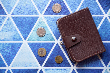 monety i brązowy portfel na ciemnoniebieskim tle ,polski złoty	