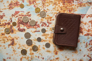 monety i brązowy portfel na blaszanym stole,polski złoty	