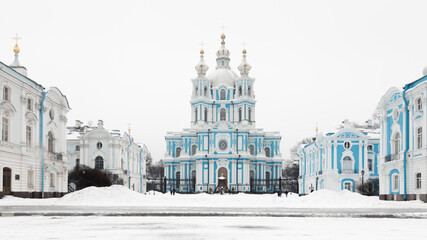 Obraz premium Winter cityscape with Russian Orthodox cathedral surrounded by buildings, St.Petersburg, Russia