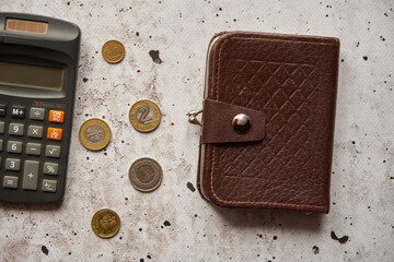 monety, portfel i kalkulator na betonie ,polski złoty 