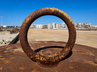 Fototapeta premium Vega Baja del Segura - Torrevieja - Desde la Playa del Acequión hasta la Playa de los Naúfragos y su Dique de Poniente o Muelle de la Sal.