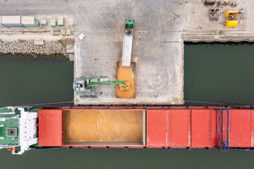 Loading and unloading of bulk carrier cargo vessels in the port
