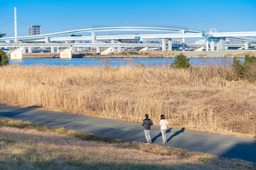 東京都江東区荒川　河川敷でのジョギング　カップル