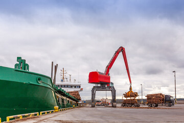 Loading and unloading of vessels on timber terminal