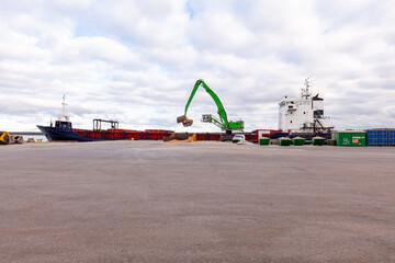 Loading and unloading of bulk carrier cargo vessels in the port