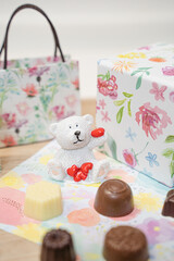 可愛いクマと一口サイズのチョコレートのバレンタインのイメージ素材