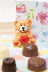可愛いクマと一口サイズのチョコレートのバレンタインのイメージ素材