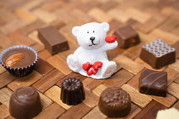 可愛いクマと一口サイズのチョコレートのバレンタインのイメージ素材