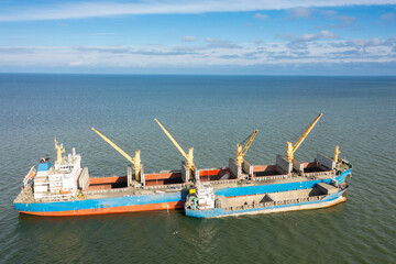 Obraz premium Bulk carrier cargo ships bunkered at sea
