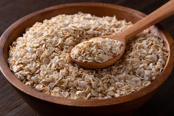 オートミールをスプーンですくう