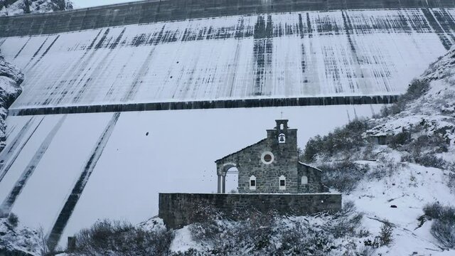 Chapelle au pied du barrage