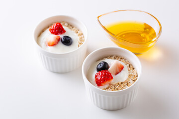 ヨーグルトと果物をトッピングしたオートミール