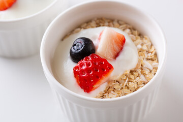 ヨーグルトと果物をトッピングしたオートミール