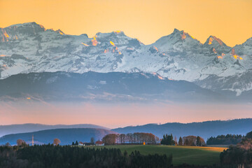 Alpenpanorama über Hütten