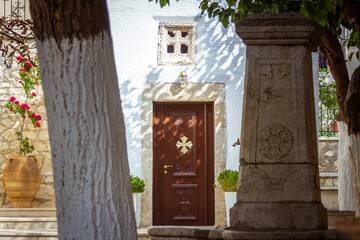 Kirchentür im Bergdorf Archanes auf Kreta, Griechenland - obrazy, fototapety, plakaty