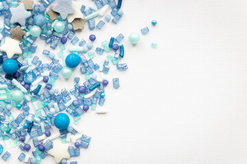 weiße, blaue und petrolfarbene Zuckerstreusel bunt gemischt