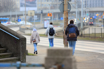 Ludzie spaceruje mostem Grunwaldzkim nad Odrą we Wrocławiu.