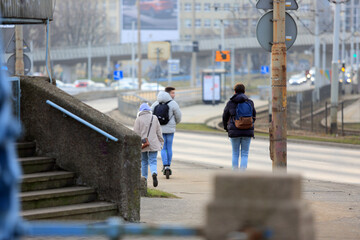 Ludzie spaceruje mostem Grunwaldzkim nad Odrą we Wrocławiu. - obrazy, fototapety, plakaty