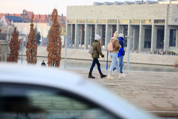 Kobieta spaceruje mostem Grunwaldzkim nad Odrą we Wrocławiu. - obrazy, fototapety, plakaty