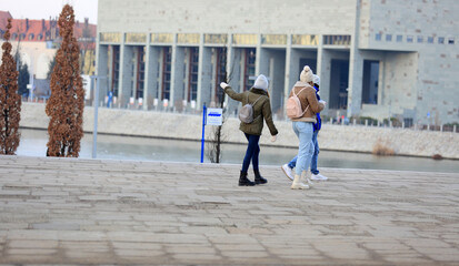 Kobiety, dziewczyny spaceruje mostem Grunwaldzkim nad Odrą we Wrocławiu. - obrazy, fototapety, plakaty