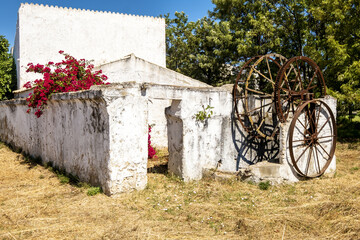 Obraz premium rusty cogs of an old well in faro, algarve, portugal