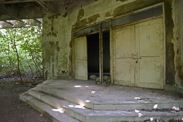 abandoned building 