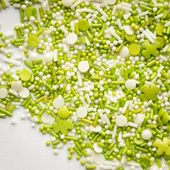 grüne Zuckerstreusel mit Kleeblättern und Perlen