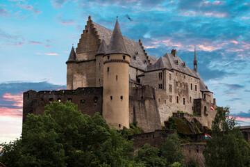 Fototapeta premium Castle of Vianden with blue and pink sky, Luxembourg. Kasteel van Vianden in Luxemburg 