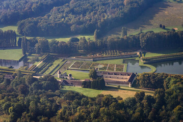 vue aérienne du château de Villarceaux dans le Val d'Oise en France
