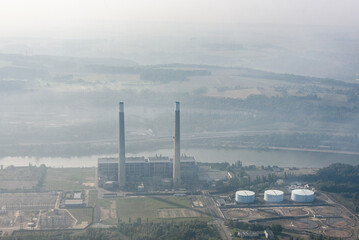Obraz premium vue aériennes cheminées de l'usine thermique de Porcheville dans les Yvelines en France