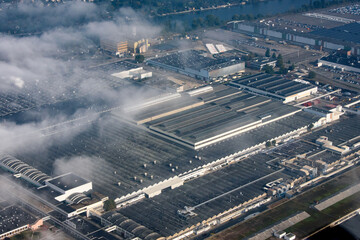 vue aérienne de l'usine Renault de Flins dans la brume dans les Yvelines en France - 482032836