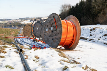 Kabelrollen auf Feld im Winter