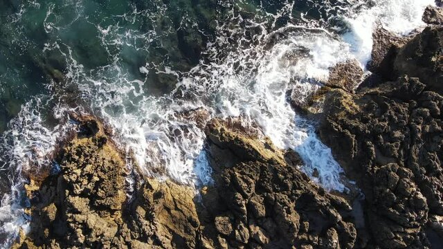 vue a&eacute;rienne des vagues sur les rochers - M&eacute;diterran&eacute;e
