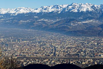 Obraz premium Grenoble city and Belledonne mountain range landscape