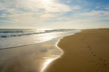 Fototapeta na wymiar Feiner Sand, Strand, Sonne und Meer in Portugal