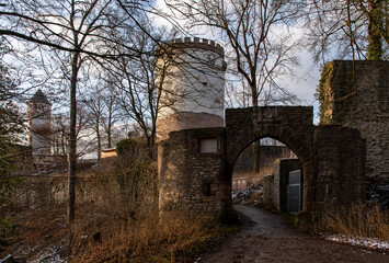 Fototapeta na wymiar Ruine der Burg Plesse in Bovenden in Niedersachsen, Deutschland