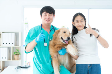 The veterinarian was with the dog and the dog owner in the examination room. Veterinary and owner show thumb up.