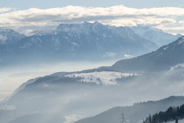 Fototapeta na wymiar Alp vor Bergkette von Nebel umgeben (Nebelmeer)