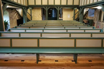 Kirchenbänke in Kirche 