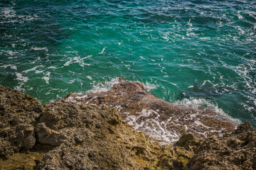 Oleaje del mar provocando espuma en una cala