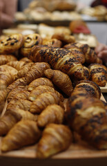 mini croissants de hojaldre recién horneados