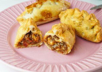 Varias empanadas sudamericanas rellenas de carne y pollo