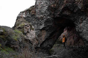 chica caminando por la montaña