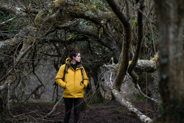 chica junto a la maleza en un bosque