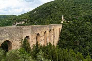 Fototapeta na wymiar The scenic aqueduct “Ponte delle Torri” in Spoleto, surrounded by a scenic natural landscape, Umbria, Italy