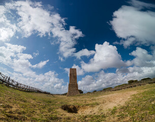 Antigua torre vigía llamada de torre ladrones en las dunas de Artola, Marbella