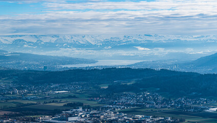 Zürich Panorama mit Alpen  gesehen aus Regensberg Jura Höhenweg, Dielsdorf, Kanton Zürich, Schweiz. Januar