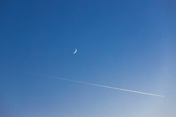 月と飛行機雲