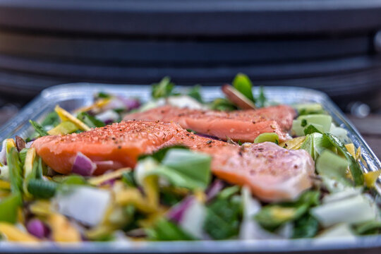 Aluminium griddle plate with salmon and mix of vegetables