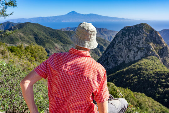 Wanderurlaub auf LA GOMERA, Kanarische Inseln: Wanderin genießt Aussicht auf einem Berg mit Blick auf Teneriffa und den Teide